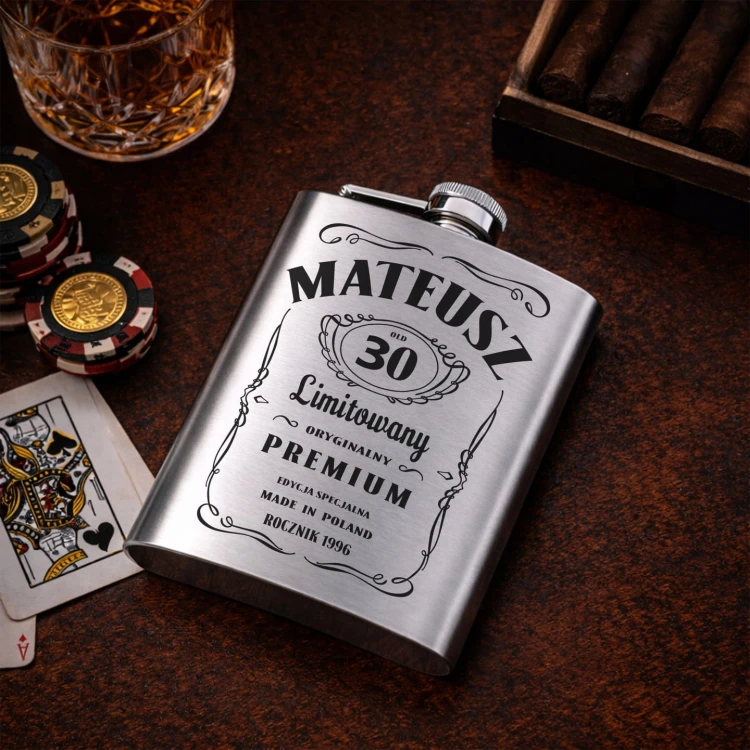 PIERSIOWKA-Z-GRAWEREM-PERSONALIZOWANY-PREZENT-NA-URODZINY-WHISKEY-IMIE-WIEK-Stan-opakowania-oryginalne.jpeg